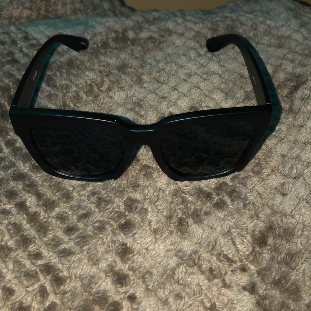 Sunglasses - Picture 7 of 8